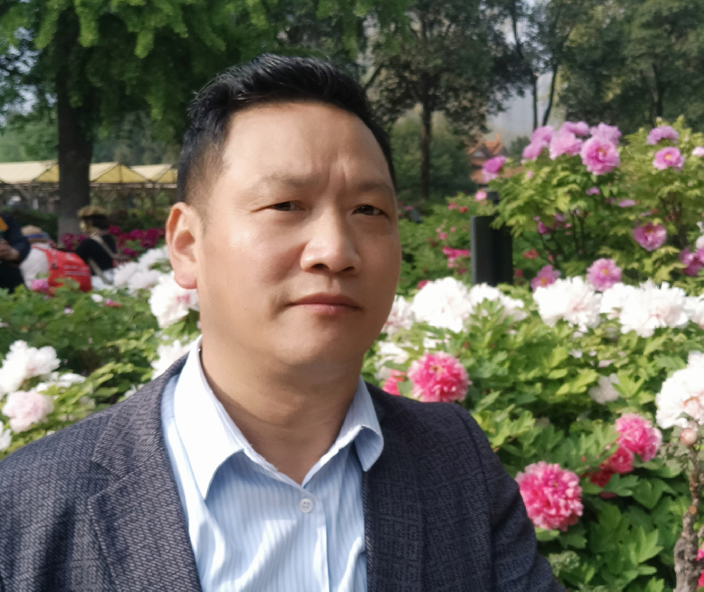 馮志強(qiáng)（國(guó)瓷紅葉畫院研究員）