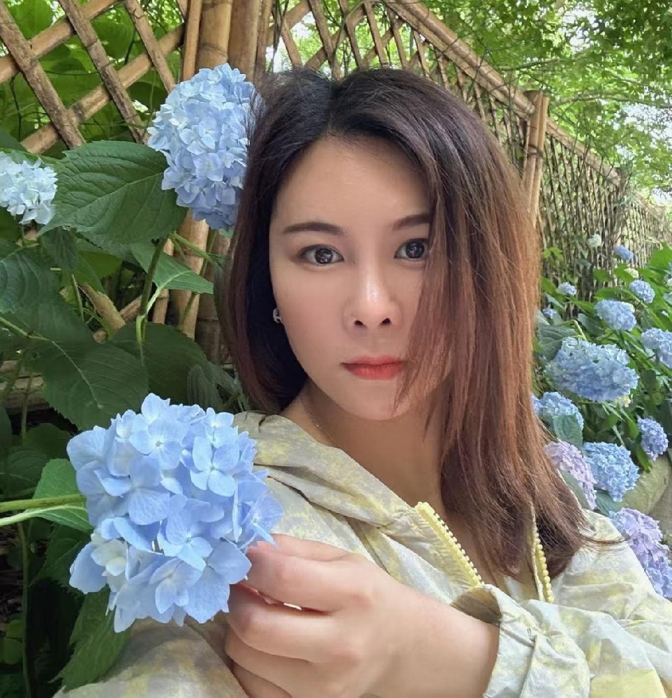 周春霞（國瓷紅葉畫院高級(jí)畫師）